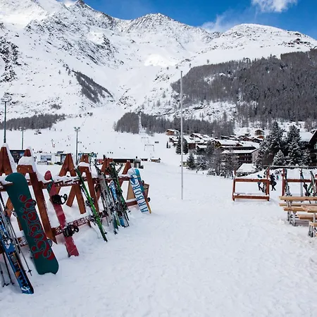 Отель The Larix Ski-in Ski-out