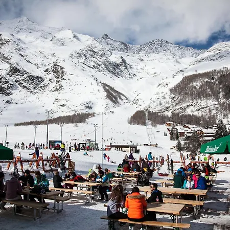 The Larix Ski-in Ski-out ホテル サース フェー