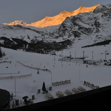 ホテル The Larix Ski-in Ski-out サース フェー
