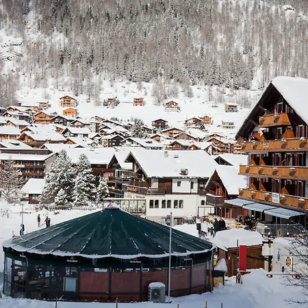 The Larix Ski-in Ski-out Зас-Фе