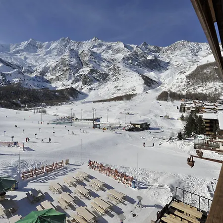 The Larix Ski-in Ski-out サース フェー