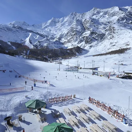 The Larix Ski-in Ski-out ホテル サース フェー