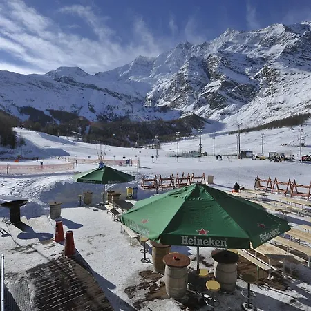 The Larix Ski-in Ski-out ホテル