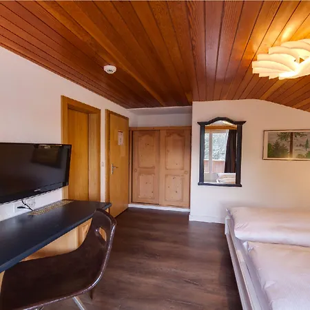 The Larix Ski-in Ski-out فندق Saas Fee